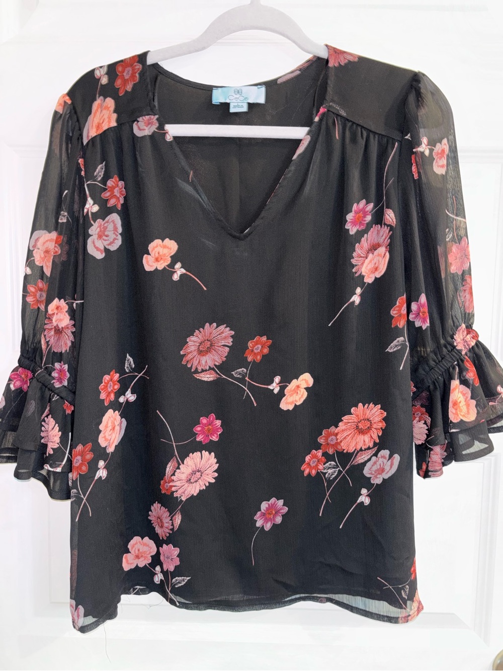 CeCe Black Floral V-Neck Ruffle Sleeve Blouse – Large